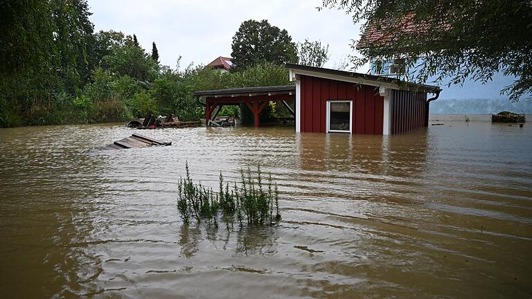 Hochwasser in Österreich - Eine Hütte in Pottenbunn im österreichischen Gebiet St. Pölten ist von Hochwasser umgeben. Hochwasser in Österreich - Eine Hütte in Pottenbunn im österreichischen Gebiet St. Pölten ist von Hochwasser umgeben.