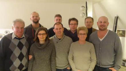 Nach der Wahl präsentierte sich der Bad Kissinger Tennis-Vorstand: (hinten, von links) Stefan Bachmann, Christian Röder, Andre Säwert, Hans Markwalder sowie (vorne, von links) Klaus Beck, Anja Licha, Alexander Licha, Karin Hoppe und Torsten Voll. Foto: Dominik Kiesel       -  Nach der Wahl präsentierte sich der Bad Kissinger Tennis-Vorstand: (hinten, von links) Stefan Bachmann, Christian Röder, Andre Säwert, Hans Markwalder sowie (vorne, von links) Klaus Beck, Anja Licha, Alexander Licha, Karin Hoppe und Torsten Voll. Foto: Dominik Kiesel