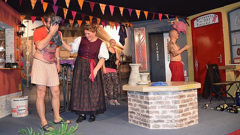 Der Vorhang im Kutzenberger-Saal öffnete sich und zum Vorschein kam der Sulzheimer Dorfplatz mit allerlei kleinen Geschäften. Den Mitgliedern der Theatergruppe Sulzheim war es wieder gelungen, eine sehr ansprechende Kulisse für ihre diesjährige Aufführung „Döner, Durst und Dosenwurst“ zu bauen. Allerlei technische Finessen wie Leuchtreklame, ein sprudelnder Dorfbrunnen und mehr, bedient von David Großewinkelmann waren eingebaut. Der Vorhang im Kutzenberger-Saal öffnete sich und zum Vorschein kam der Sulzheimer Dorfplatz mit allerlei kleinen Geschäften. Den Mitgliedern der Theatergruppe Sulzheim war es wieder gelungen, eine sehr ansprechende Kulisse für ihre diesjährige Aufführung „Döner, Durst und Dosenwurst“ zu bauen. Allerlei technische Finessen wie Leuchtreklame, ein sprudelnder Dorfbrunnen und mehr, bedient von David Großewinkelmann waren eingebaut.