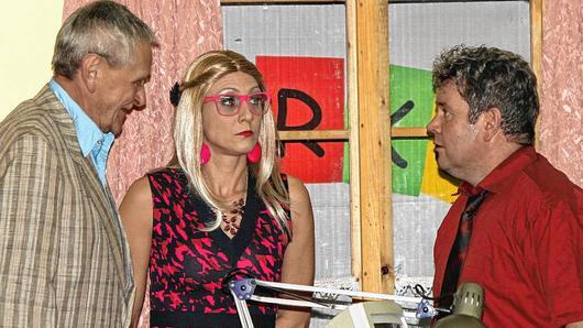 Sekretärin Silke Bond (Martina Freisinger) verhandelt mit Bürgermeister Franz Goldmann (Roland Gehring/rechts) und 2. Bürgermeister Josef Sorge (Arnold Kirchner).