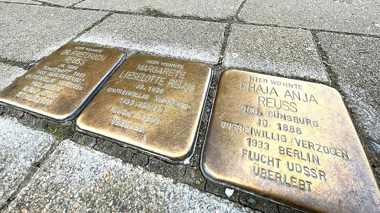 Beispiel Stolpersteine: Gedenktafeln für drei Menschen, die einst am Marienplatz in Bamberg wohnten. Bald gibt es die ersten Stolpersteine für Opfer des Nazi-Terrors auch in Haßfurt.&nbsp;