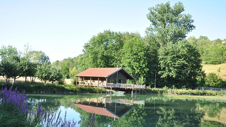 Der Angelsee des Grünsfelder Seevereins mit der Fischerhütte heute.