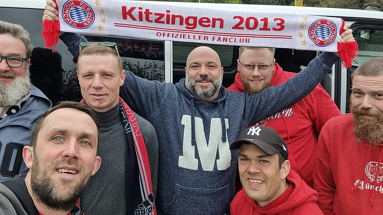 Tobias Tschernach (Mitte) vom Fanklub &quot;Kitzingen2013&quot; auf dem Weg in die Münchner Allianz Arena.