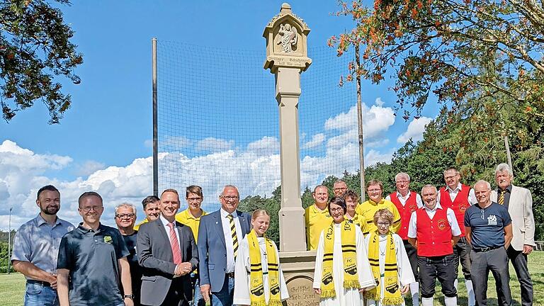 Am neu restaurierten Bildstock stellten sich Gemeindereferentin Petra Strauß, Bürgermeister und Schirmherr Mario Götz, FC Vorsitzender Jürgen Weigand, Ortssprecher Elmar Sell und FC Ehrenvorsitzender Kurt Weigand zusammen mit den Vorsitzenden der ...       -  Am neu restaurierten Bildstock stellten sich Gemeindereferentin Petra Strauß, Bürgermeister und Schirmherr Mario Götz, FC Vorsitzender Jürgen Weigand, Ortssprecher Elmar Sell und FC Ehrenvorsitzender Kurt Weigand zusammen mit den Vorsitzenden der örtlichen Vereine zu einem Erinnerungsfoto auf.