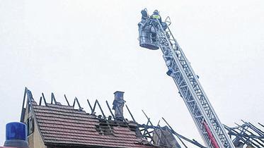 Der Morgen danach: die Feuerwehr vor dem beschädigten Haus in Hafenlohr. Der Morgen danach: die Feuerwehr vor dem beschädigten Haus in Hafenlohr.