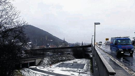 Vier Brücken im Visier: Nach der aktuellen Finanzplanung der Stadt Gemünden stehen zur Sanierung bzw. als Neubau an: die Mainbrücke (Bild) 2014 bis 2016, die Saalebrücke an der Mühltorstraße frühestens ab 2017, die alte Sinnbrücke am Tennisgelände 2015 und die seit März 2010 gesperrte Brücke am Freibad in diesem Jahr. Vier Brücken im Visier: Nach der aktuellen Finanzplanung der Stadt Gemünden stehen zur Sanierung bzw. als Neubau an: die Mainbrücke (Bild) 2014 bis 2016, die Saalebrücke an der Mühltorstraße frühestens ab 2017, die alte Sinnbrücke am Tennisgelände 2015 und die seit März 2010 gesperrte Brücke am Freibad in diesem Jahr.