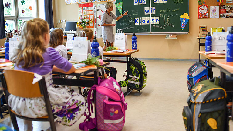 KINA - Wie alt sind die Lehrer in Deutschland?       -  Der BLLV sieht einen akuten Lehrermangel an unterfränkischen Grundschulen. Die Regierung hält dagegen: Alle Planstellen seien besetzt.