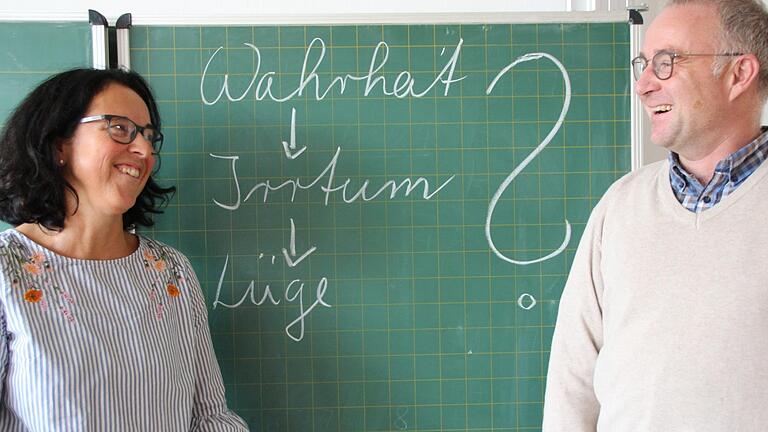 Haben ein entspanntes Gespräch zum Thema Wahrheit: Lehrerin Sandra Schmid und Rektor Bernd Czelustek. Benedikt Borst - Haben ein entspanntes Gespräch zum Thema Wahrheit: Lehrerin Sandra Schmid und Rektor Bernd Czelustek. Benedikt Borst Haben ein entspanntes Gespräch zum Thema Wahrheit: Lehrerin Sandra Schmid und Rektor Bernd Czelustek. Benedikt Borst - Haben ein entspanntes Gespräch zum Thema Wahrheit: Lehrerin Sandra Schmid und Rektor Bernd Czelustek. Benedikt Borst