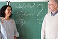 Haben ein entspanntes Gespräch zum Thema Wahrheit: Lehrerin Sandra Schmid und Rektor Bernd Czelustek. Benedikt Borst       -  Haben ein entspanntes Gespräch zum Thema Wahrheit: Lehrerin Sandra Schmid und Rektor Bernd Czelustek. Benedikt Borst