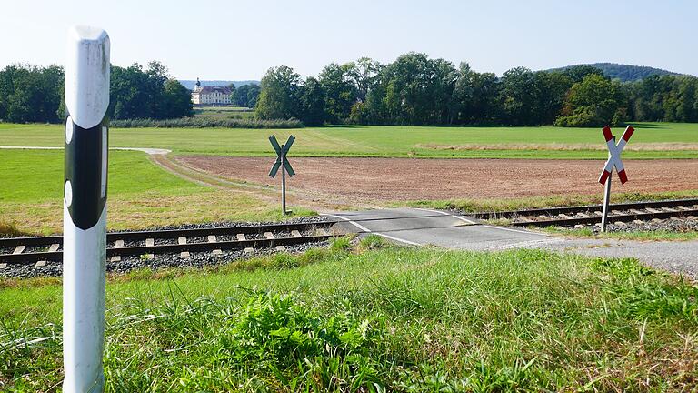 Unbeschrankte Bahnübergänge bremsen die Züge zwischen Bamberg und Ebern vielerorts aus und erhöhen die Fahrzeiten. Gerade die Übergänge in Flurwege hinein – wie hier mit Blick auf das Schloss Rentweinsdorf – sollen deshalb nach und nach verschwinden.