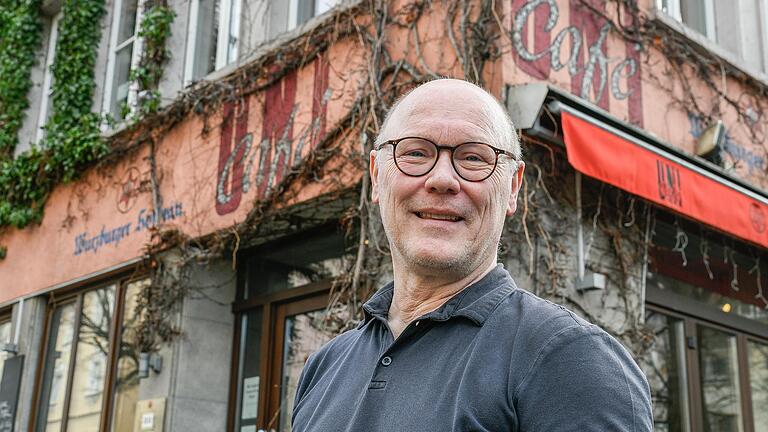 Paul Seitz ist seit 36 Jahren im&nbsp; Unicafé in der Würzburger Neubaustraße. Am 28. Februar schließt das Lokal.