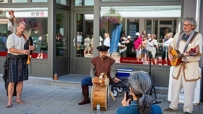 Die Bäsareisser in Aktion in der Innenstadt mit mittelalterlichen Klängen und Dudelsack.