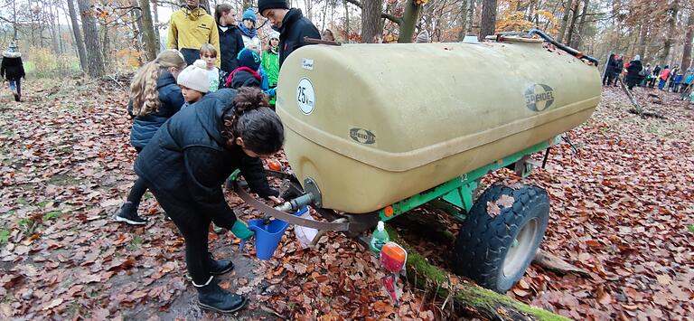 Das Angießen der Jungpflanzen gehört dazu bei derprofessionell von Revierförster Wolfgang Schölch angeleiteten Plant-for-the-Planet - Pflanzaktion.