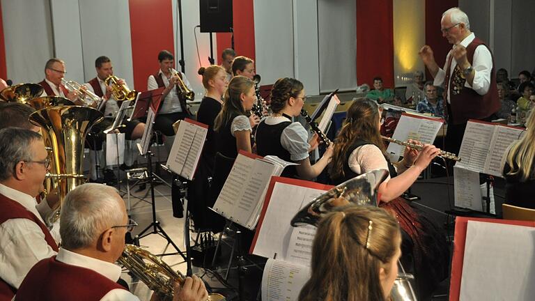 Konzentriert und mit viel Dynamik: die Musikanten der Blasmusik Kraisdorf auf der Bühne mit Dirigent Gerhard Eller (rechts).