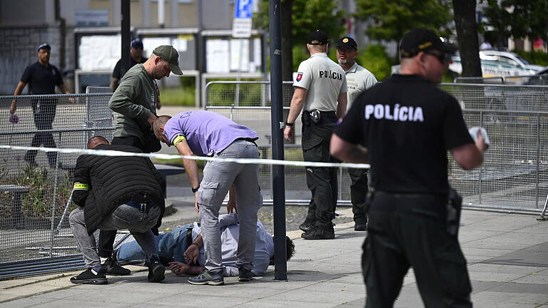 Slowakischer Regierungschef Fico angeschossen und verletzt.jpeg       -  Polizisten nehmen einen Mann fest, der den slowakischen Ministerpräsidenten Fico  angeschossen hatte.