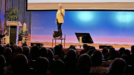 Als der Theologe Dr. Pierre Stutz beim Heiligenfeld Kongress auf einen Stuhl stieg, wollte er symbolisch zeigen, dass man öfter mal die Perspektive wechseln sollte.       -  Als der Theologe Dr. Pierre Stutz beim Heiligenfeld Kongress auf einen Stuhl stieg, wollte er symbolisch zeigen, dass man öfter mal die Perspektive wechseln sollte.