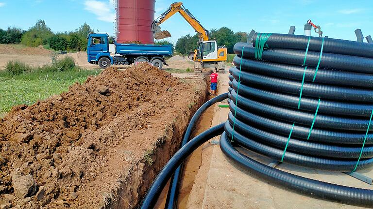 In Rügheim finden momentan Erdarbeiten statt. Der neue Hauptstrang des Nahwärmenetzes wird zwischen dem Stadtteil und der Biogasanlage verlegt.