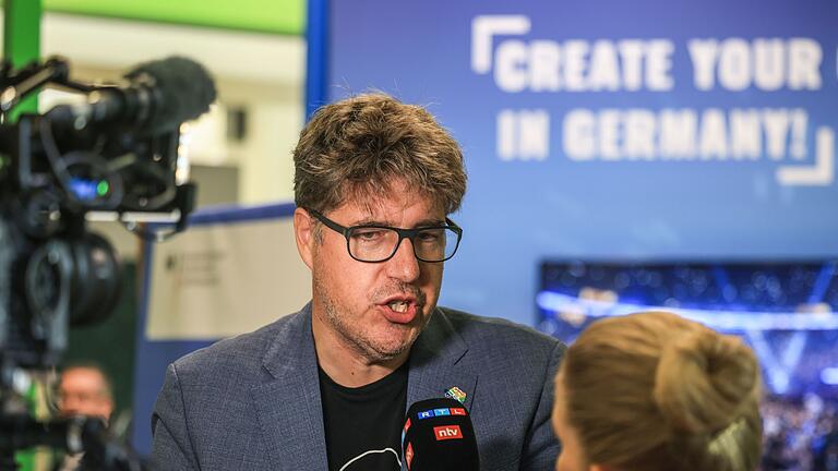 Michael Kellner       -  Der Staatssekretär im Bundeswirtschaftsministerium, Michael Kellner (Grüne), spricht mit einer Journalistin.