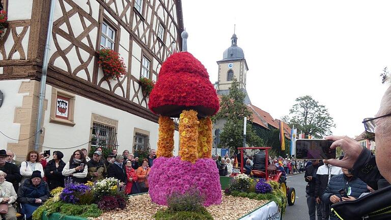 Aufwändig dekorierte Festwagen, sieben Musikkapellen, mehr als zehn Trachtengruppen und die Fußgruppen zahlreicher Vereine und Kitas - der Festzug zum Erntedankfest lockte sehr viele Schaulustige nach Gochsheim