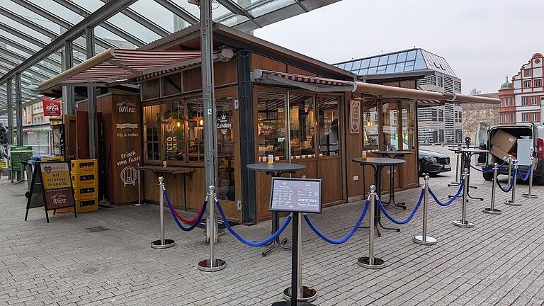 Am unteren Markt in Würzburg ist alles bereit für die Eröffnung des neuen Leberkäse-Stands von&nbsp;Francesco Ciraci.&nbsp;