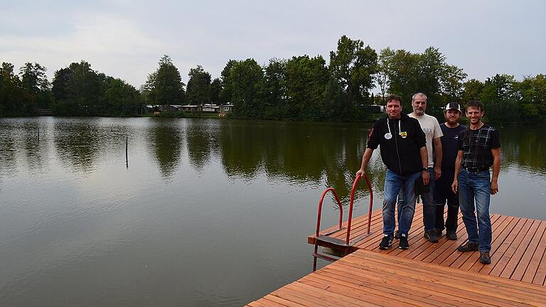 Mit der Badesaison am Sulzfelder See und der Entwicklung der Übernachtungszahlen sehr zufrieden: Sulzfelds Bürgermeister Jürgen Heusinger (links) und die Platzwarte Jürgen Dill-Schilling (von links), Lukas Birkel und Jochen Bach.