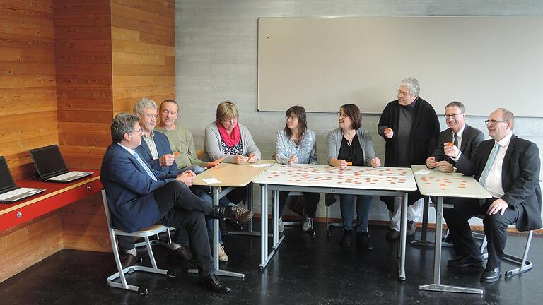 Bürgermeister Klaus Kornberger (von links), Stadtrat Karl-Heinz Moschüring, Georg Konietzka (stellvertretender Schulleiter), Christiane Ballas-Mahler (Schulleiterin), Birgit Haas (stellvertretende Vorsitzende des Vereins der Freunde und Förderer), Heike Rösch (Vorsitzende des Vereins der Freunde und Förderer), Dr. Gesine Heddrich (verantwortliche Lehrkraft), Jürgen Fricke (Vorstandsvorsitzender der Volksbank Vorbach-Tauber und Stadtrat Peter Rösch.