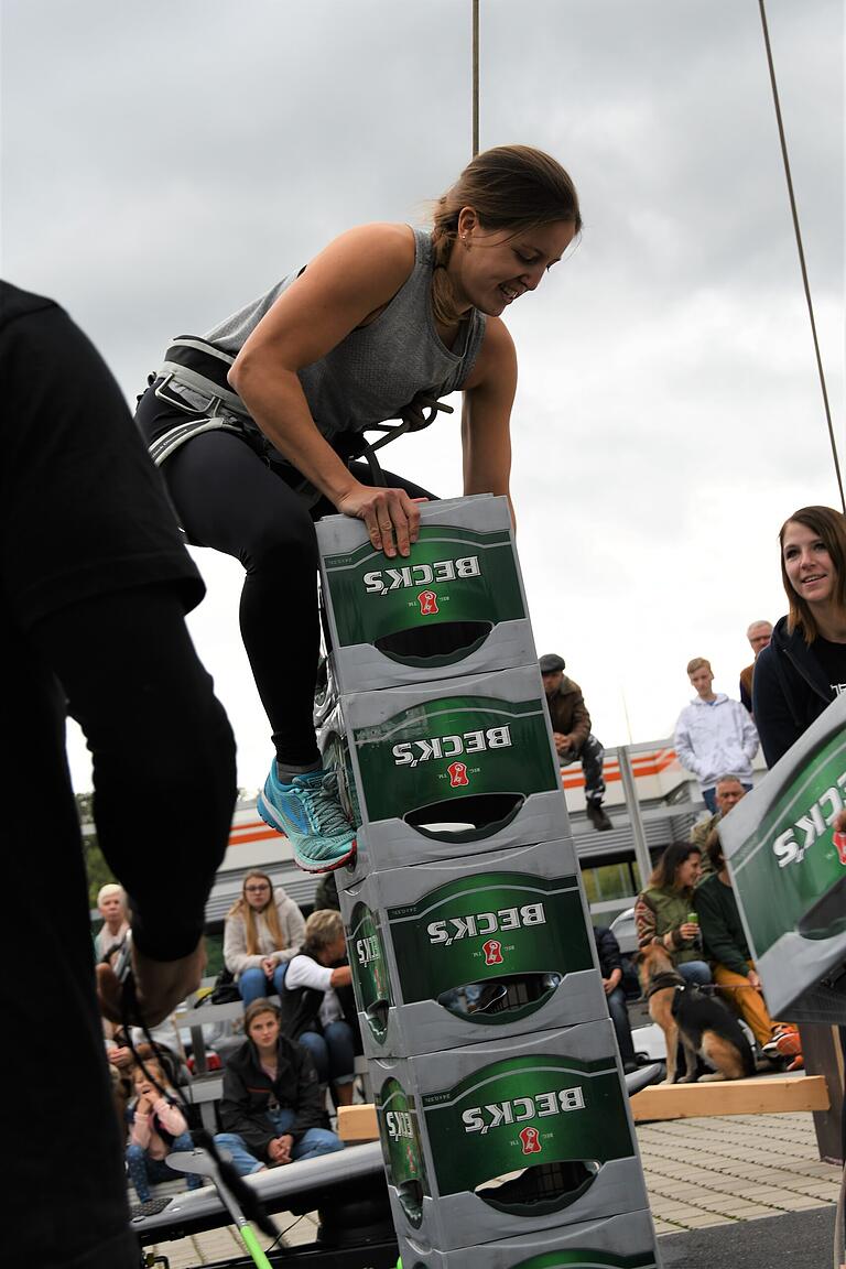 In der Ruhe liegt die Kraft: Anna Röder beim Kistenstapeln.