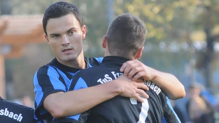 Ein Bild vom 22. Oktober 2011: Florian Hach (links) feiert seinen Frammersbacher Teamkollegen Felix Schanbacher, der im Landesliga-Spiel gegen den heutigen Drittligisten FC Würzburger Kickers gerade das 1:0 erzielt hat.