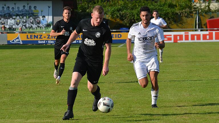 Siedler-Sturm: Dennis Ketturkat (links) vom SSV Kitzingen läuft Nico Tanriverdi von der SG Buchbrunn-Mainstockheim davon. In der letzten Viertelstunde drängten die Siedler auf den Ausgleich und wurden dafür belohnt.