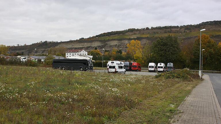 Wo derzeit noch Wohnmobile und Busse parken sowie auf dem Nachbargrundstück im Zellinger Gewerbegebiet „Am braunen See“ soll eine weitere Discounter-Filiale gebaut werden.&nbsp;