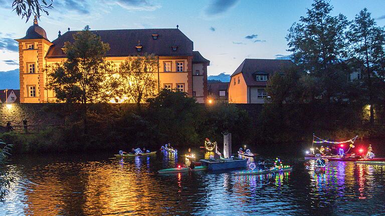 Zum SaaleMusicum gibt es am 30. Juli wieder einen Lichterkorso auf der Saale mit einem Model der Gemündener Scherenburg vor der Kulisse des stimmungsvoll beleuchteten Huttenschlosses. (Archivfoto)