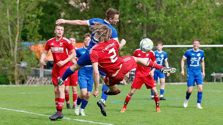 Benjamin Pickel (links) vom TSV Kleinrinderfeld und Michael Müller von der FT Würzburg werfen sich buchstäblich in den Zweikampf. Kleinrinderfeld gewann das Kreisliga-Auswärtsspiel an der Mergentheimer Straße mit 4:0.