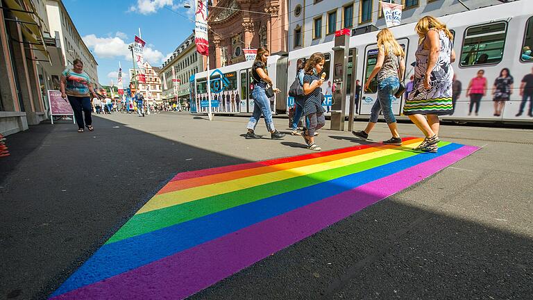 Regenbogenfarben auf dem Würzburger Straßenpflaster – hier am Kürschnerhof.