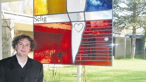 Der Schwebheimer Glaskünstler Günther Johrend stellte am Wochenende die von ihm geschaffenen Glasbilder in St. Michael vor. Der Schwebheimer Glaskünstler Günther Johrend stellte am Wochenende die von ihm geschaffenen Glasbilder in St. Michael vor.