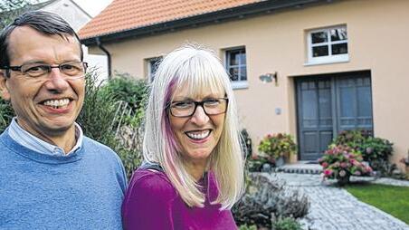 Stolze Gesichter: Margit Rössler-Döring und Uwe Döring vor ihrer Ferienwohnung in Friesenhausen.