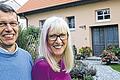 Stolze Gesichter: Margit Rössler-Döring und Uwe Döring vor ihrer Ferienwohnung in Friesenhausen.