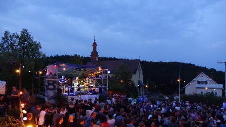 Atemberaubende Kulisse: Das allerletzte Konzert der Oehrberger Formation 'Koan Nome” beim Schmalwasserer Clubfest sorgte für den größten Besucherandrang seit vielen Jahren auf dem Platz vor dem Gemeindehaus.  Foto: Lukas Leuner       -  Atemberaubende Kulisse: Das allerletzte Konzert der Oehrberger Formation 'Koan Nome” beim Schmalwasserer Clubfest sorgte für den größten Besucherandrang seit vielen Jahren auf dem Platz vor dem Gemeindehaus.  Foto: Lukas Leuner