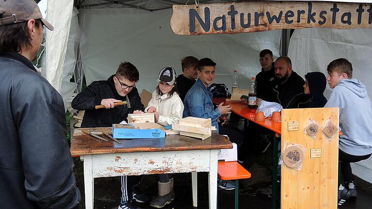 Die Mitglieder des Jugendzentrums Obersinn stellten mit handwerklichem Geschick Nistkästen und kleine Andenken mit Schachblumenaufdruck in ihrem Stand her und boten sie zum Kauf an.