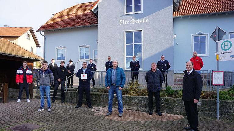 Die Übergabe des  Defibrillatoren erfolgte an der Alten Schule in Breitenbach. Das  Bild zeigt die Vertreter der beteiligten Vereine und Oberleichtersbach Bürgermeister  Dieter Muth (rechts). Foto: Marion Eckert       -  Die Übergabe des  Defibrillatoren erfolgte an der Alten Schule in Breitenbach. Das  Bild zeigt die Vertreter der beteiligten Vereine und Oberleichtersbach Bürgermeister  Dieter Muth (rechts). Foto: Marion Eckert