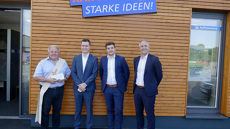 Hell, modern und ansprechend sind die neuen Räume der Raiffeisen-Filiale Stetten. Im Bild (von links): Diakon Edgar Burkard, Marktbereichsleiter Marco Gehrling, Lucas Klopf (Privatkundenberater in Stetten) und Direktor Andreas Fella.