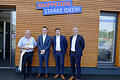 Hell, modern und ansprechend sind die neuen Räume der Raiffeisen-Filiale Stetten. Im Bild (von links): Diakon Edgar Burkard, Marktbereichsleiter Marco Gehrling, Lucas Klopf (Privatkundenberater in Stetten) und Direktor Andreas Fella.