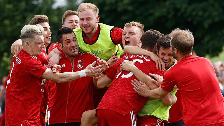 Als Christof Hornung die TSG Estenfeld in der Verlängerung mit 2:1 in Führung bringt, gibt es kein Halten mehr. Die Estenfelder setzten sich in der Kreisliga-Relegation gegen den FC Hopferstadt durch und halten die Liga.