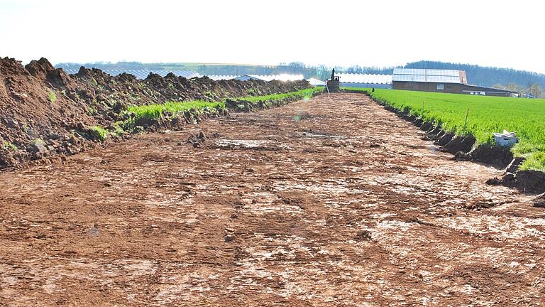 Im neuen Gewerbegebiet von Großeibstadt an der B 279 hat ein Bagger einen Streifen in dem bisherigen Ackerland freigelegt. In einer Tiefe von bis zu 50 Zentimetern untersuchen nun Archäologen, ob es hier Anzeichen für eine keltische Siedlung oder Gräber aus dieser Zeit gibt.