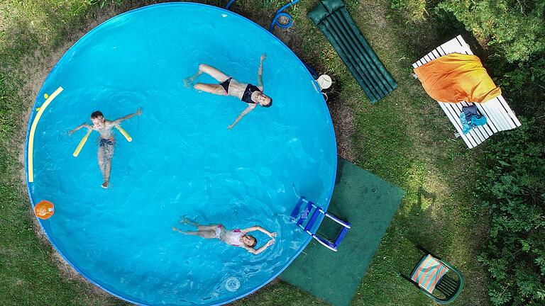 Im eigenen Pool die Seele baumeln lassen, während um einen herum die Pflanzen vertrocknen – so macht Klimaschutz Spaß! (Symbolfoto).