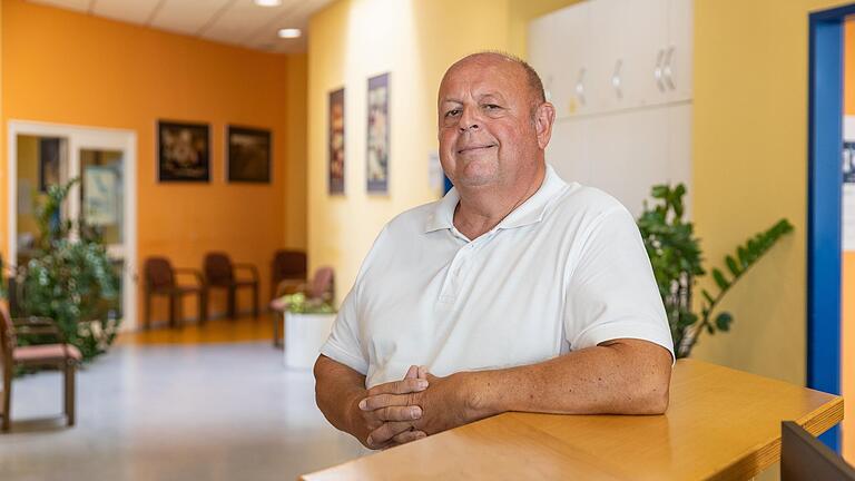 HNO-Facharzt Dr. Max Zellner (62) hat eine Praxis in Ochsenfurt. Ausufernde Bürokratie durch immer mehr Vorschriften und der Personalmangel bei den Hilfskräften bereiten ihm einige Sorgen. HNO-Facharzt Dr. Max Zellner (62) hat eine Praxis in Ochsenfurt. Ausufernde Bürokratie durch immer mehr Vorschriften und der Personalmangel bei den Hilfskräften bereiten ihm einige Sorgen.