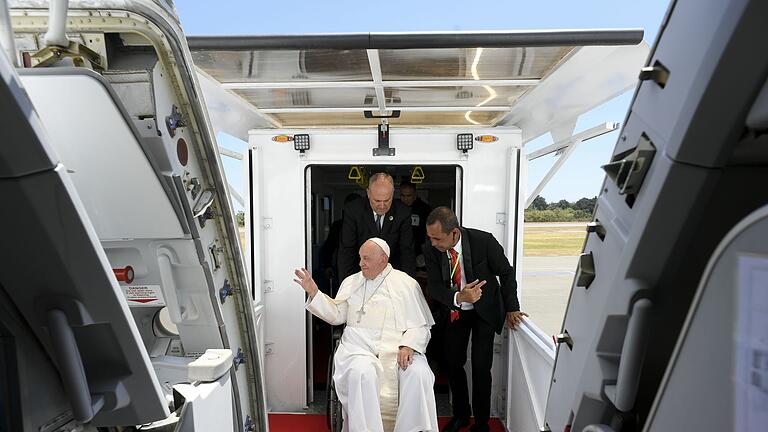 Papst Franziskus in Osttimor       -  Papst Franziskus beim Einstiegen ins einzige größere Flugzeug von Aero Dili.