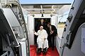 Papst Franziskus in Osttimor       -  Papst Franziskus beim Einstiegen ins einzige größere Flugzeug von Aero Dili.