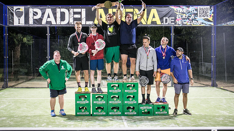 Siegerehrung nach der ersten Würzburger Padel-Stadtmeisterschaft mit (von links) Matthias Schneider (Turnierleitung), Timo Josten, Sebastian Egidy, Rainer Maiores, Julian Borst, Benjamin Laubinger, Max Kalb, Raimund Ruppert (Turnierleitung).