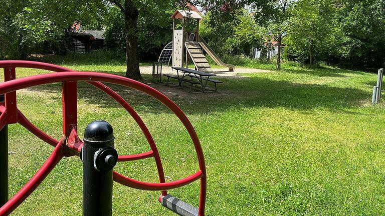 Eine Wippe und ein Kletterturm mit Rutsche stehen auf dem weitläufigen Spielplatz Istelgrund.