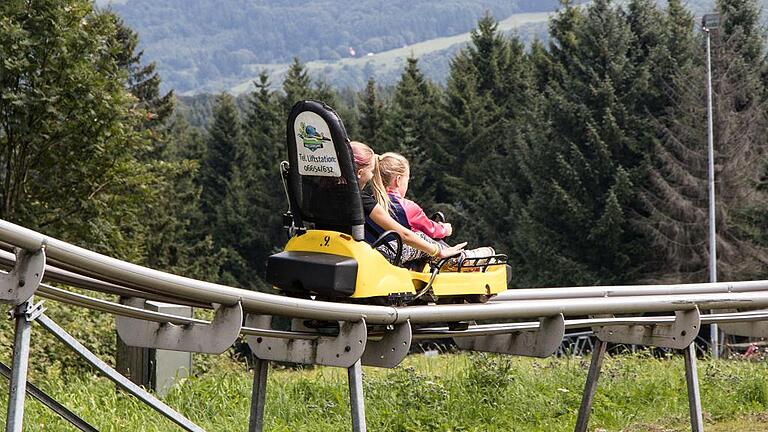 Rasante Fahrt auf Schienen: Bei gutem Wetter kann man im Rhönbob kilometerweit über die Rhön blicken.